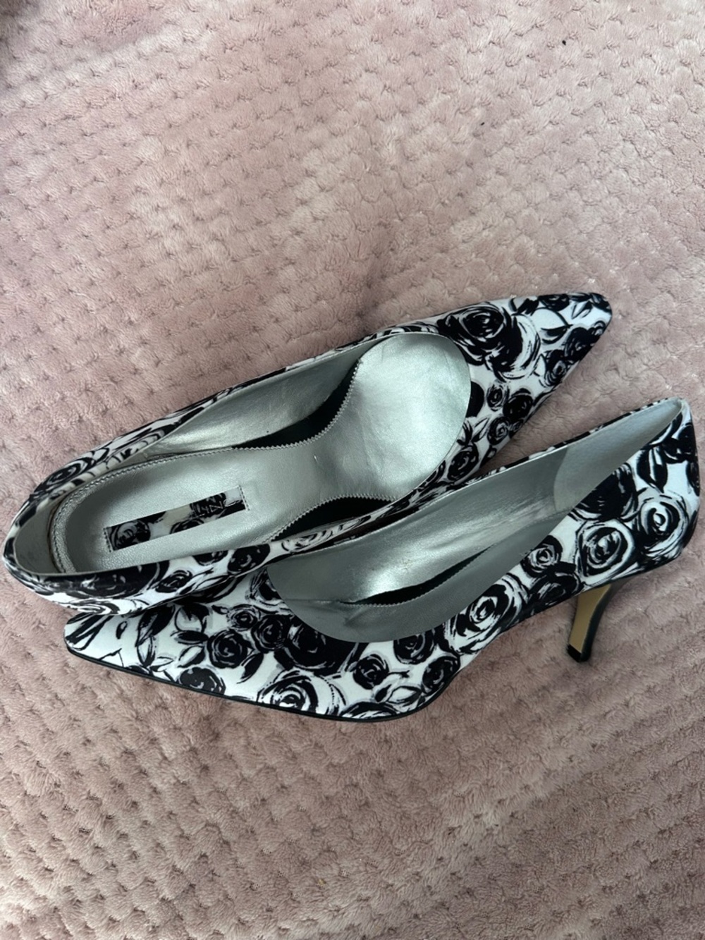 Black & White Rose Print Pointed Toe Pumps - Women's